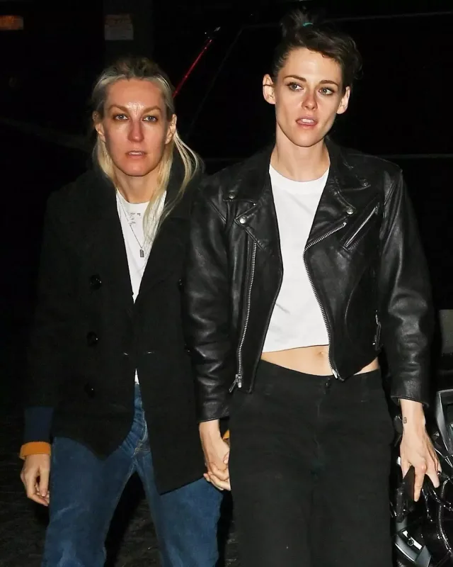 Kristen nişanlısı ilə əl-ələ