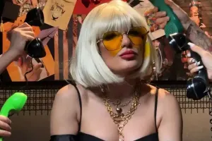 Telefonla klip çəkdirdi