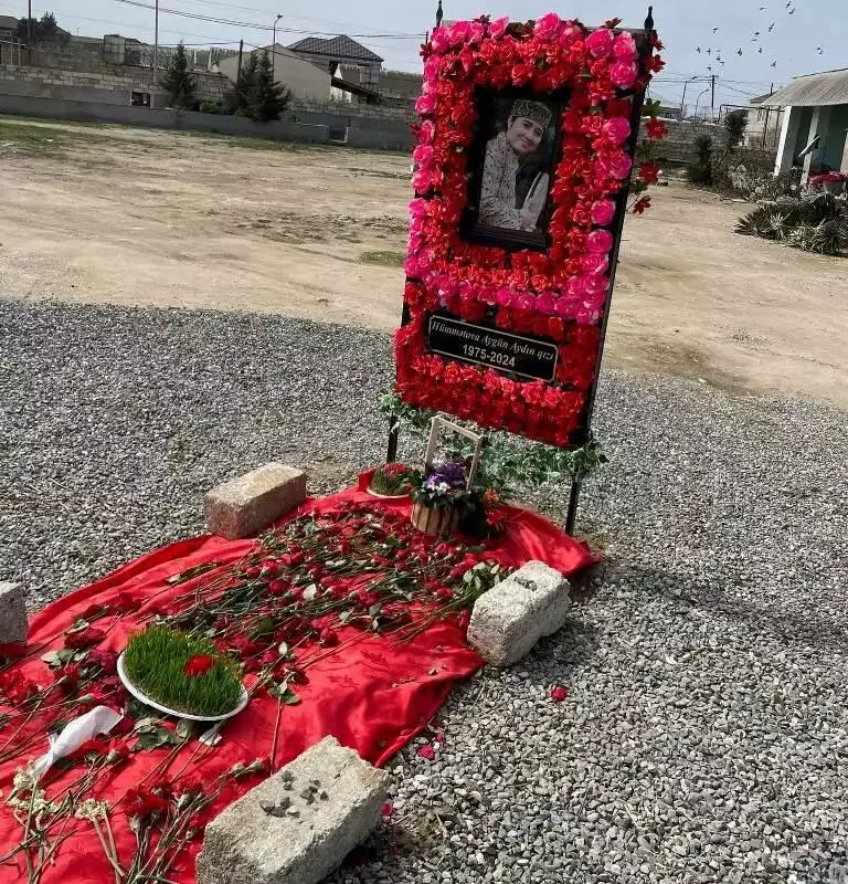 Aygün Bəylərin keçmiş həyat yoldaşı onun məzarından foto paylaşdı