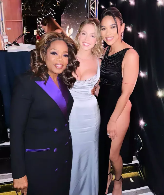 Sinə dekoltesi ilə gündəm oldu