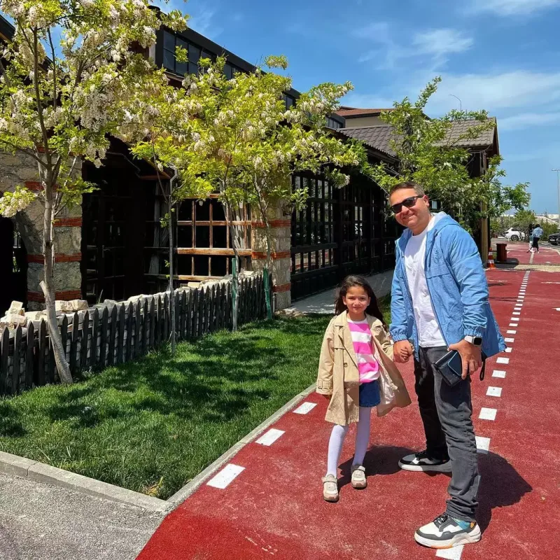 İlkin qızını təbrik etdi