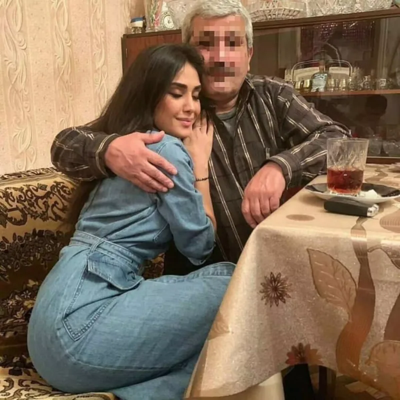 Atasıyla fotosuna görə qınadılar