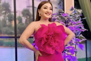 Zümrüd çəhrayıya büründü