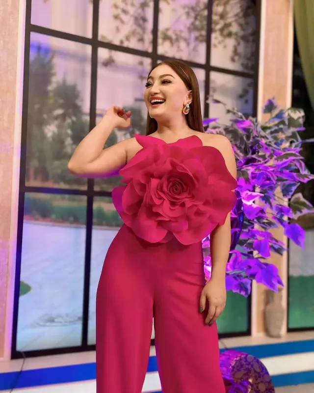 Zümrüd çəhrayıya büründü