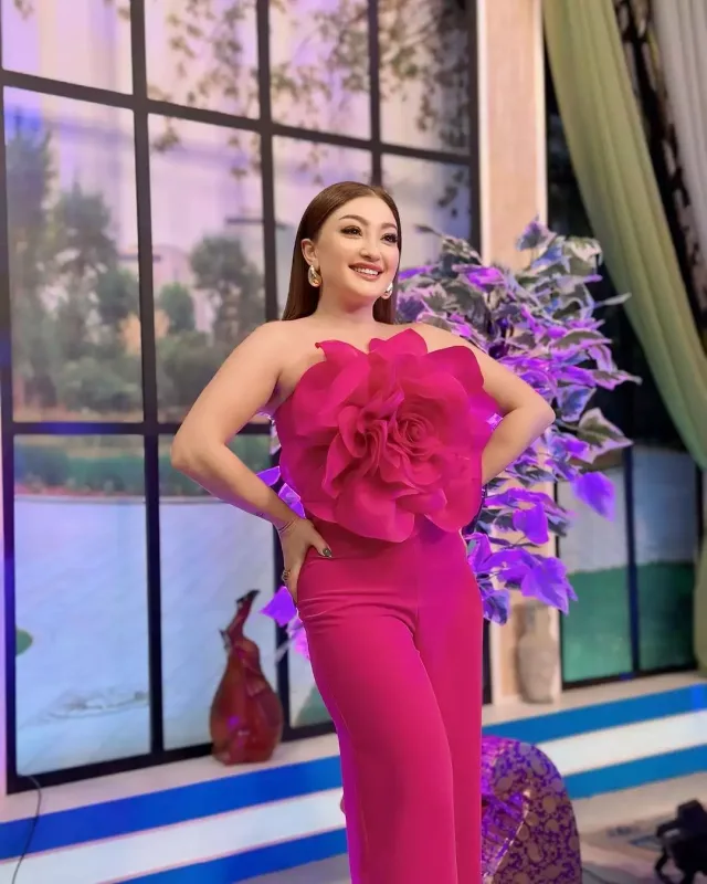 Zümrüd çəhrayıya büründü