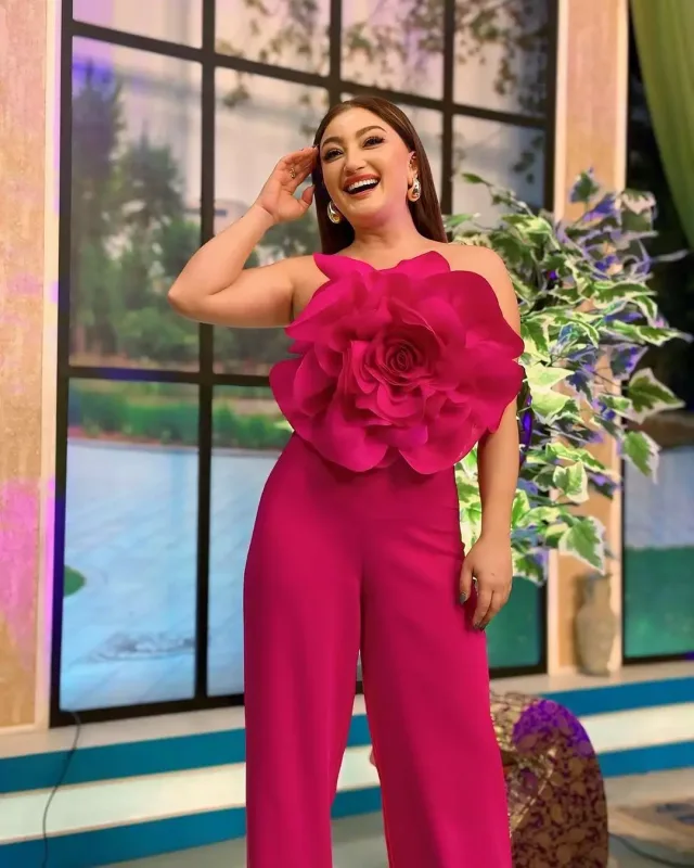 Zümrüd çəhrayıya büründü