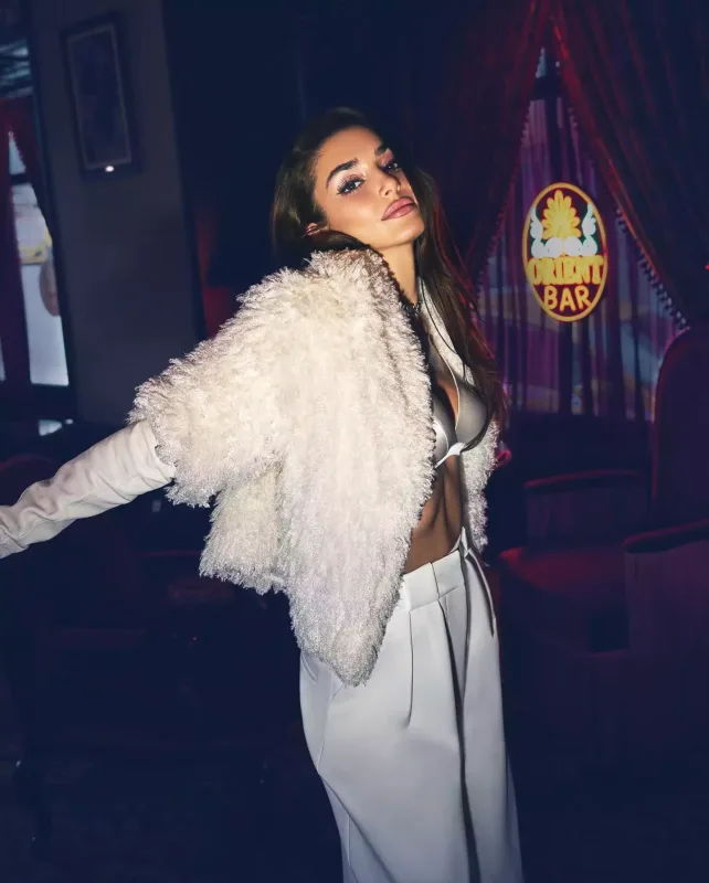 Hər “story” üçün 500 min alır