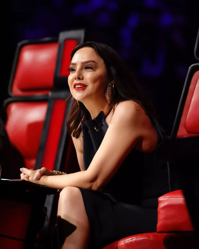 49 yaşlı Ebru hamilədir