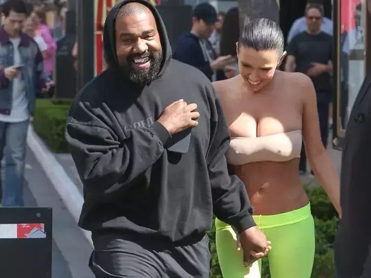 Yenə geyimləri gündəm oldu