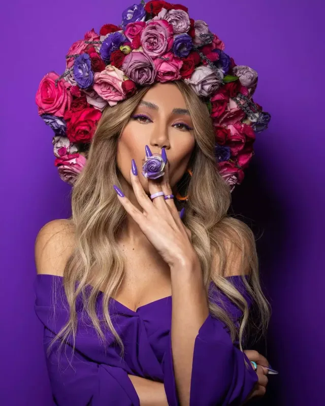 Röya Ayxan çiçəklərdən tac taxdı