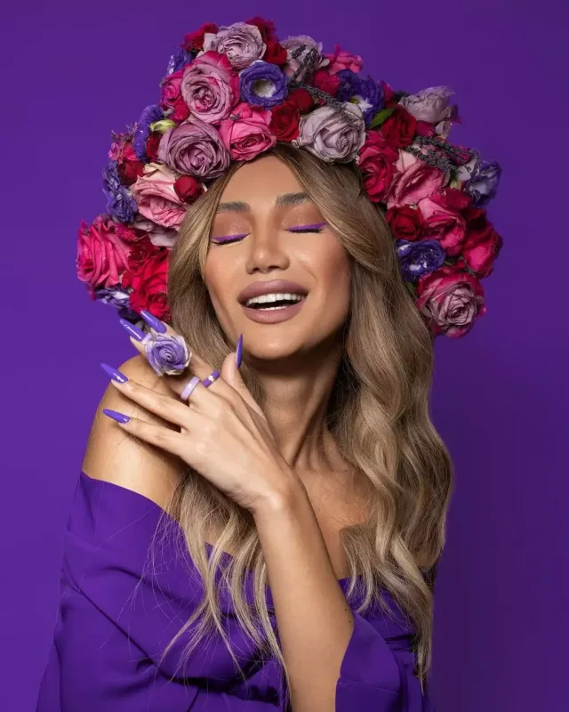 Röya Ayxan çiçəklərdən tac taxdı