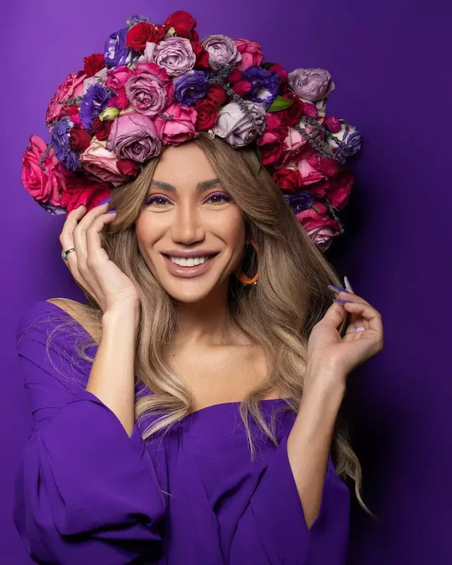 Röya Ayxan çiçəklərdən tac taxdı