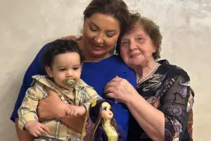 Nazilə qayınanası və nəvəsi ilə