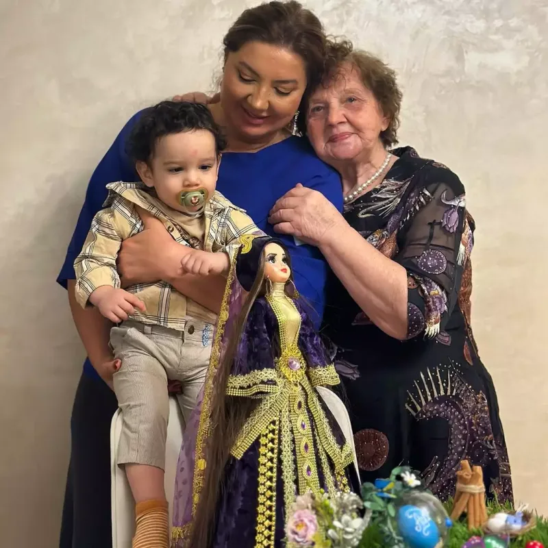 Nazilə qayınanası və nəvəsi ilə