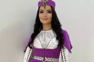 Ayseldən milli geyimdə bayram təbriki