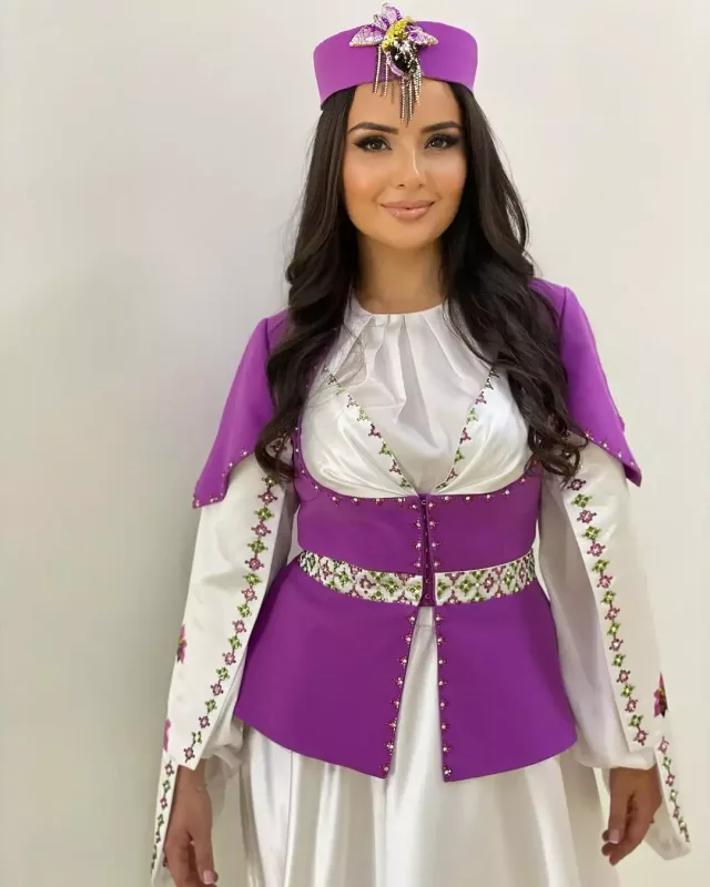 Ayseldən milli geyimdə bayram təbriki