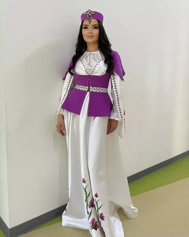 Ayseldən milli geyimdə bayram təbriki