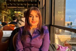 Məşhur serialın çəkildiyi köşkdə mahnısını oxudu