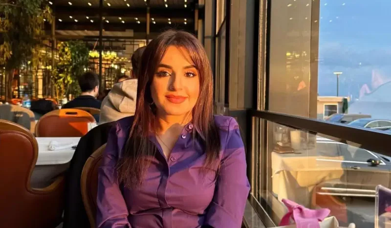 Məşhur serialın çəkildiyi köşkdə mahnısını oxudu