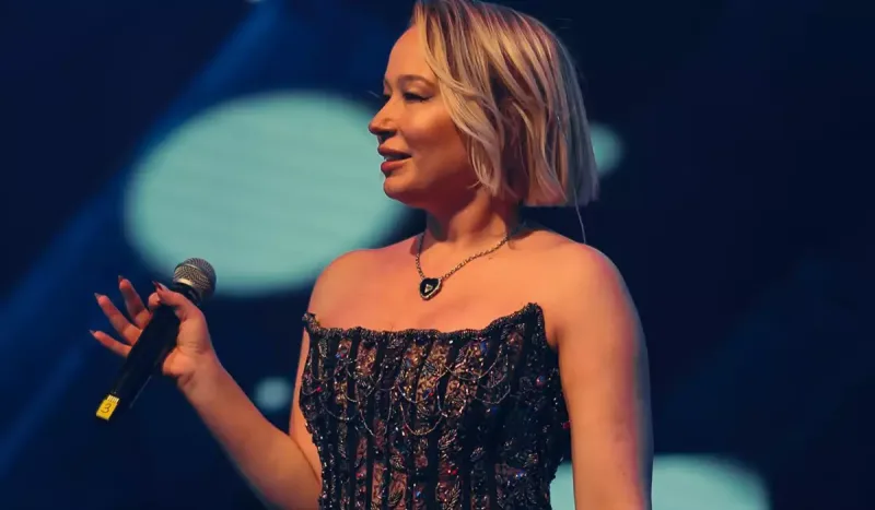 İllər sonra “Hepsi”nin mahnısını oxudu