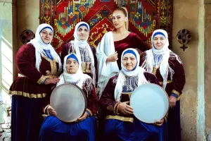 Roza “Nənələr” qrupu ilə oxudu