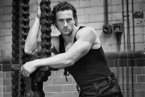 Özündən 23 yaş böyük xanımından danışdı