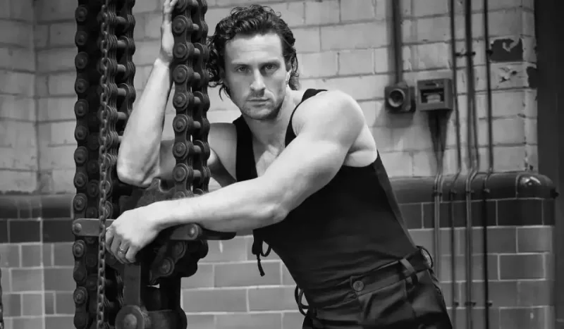 Özündən 23 yaş böyük xanımından danışdı