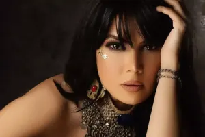 “Mahnılarını satmaq üçün birinci mənə oxudurlar”