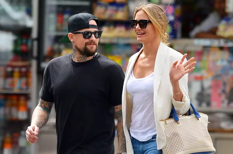 51 yaşında ikinci övladını dünyaya gətirdi