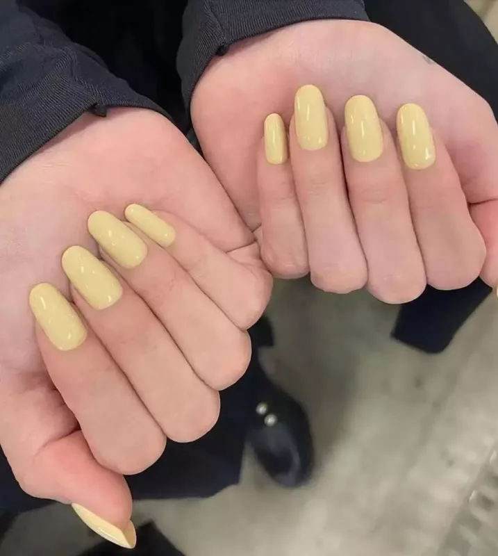 Bu ilin Selena Qomez trendi - sarı dırnaqlar