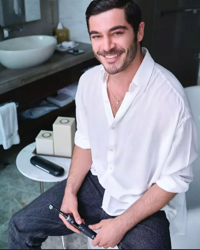 Yaş fərqləri müzakirələrə səbəb oldu