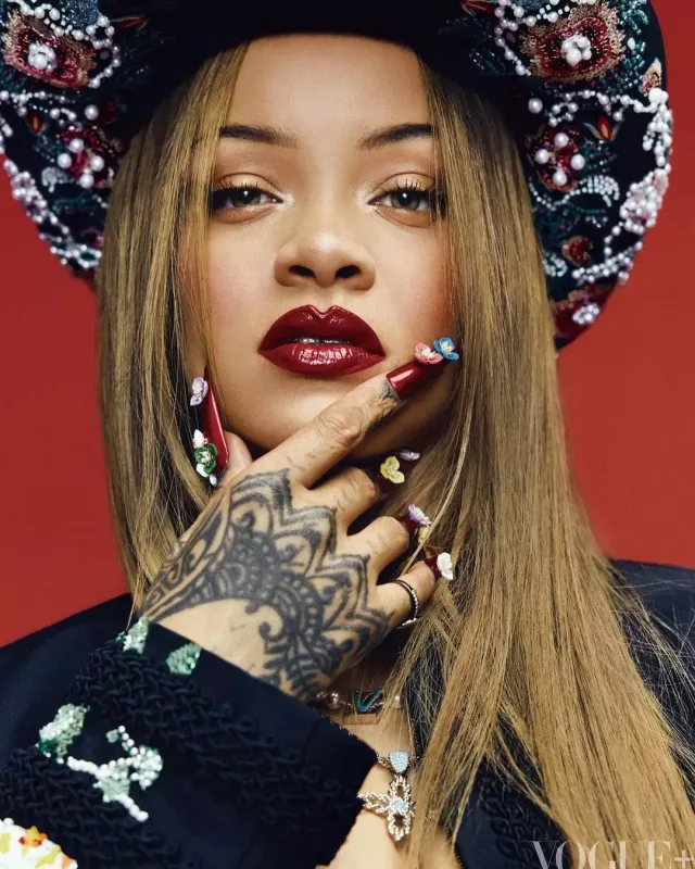 Rihanna “Vogue” üçün kamera qarşısında