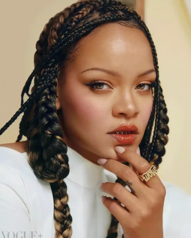 Rihanna “Vogue” üçün kamera qarşısında