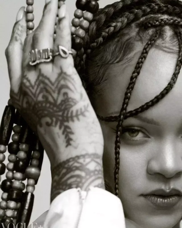 Rihanna “Vogue” üçün kamera qarşısında