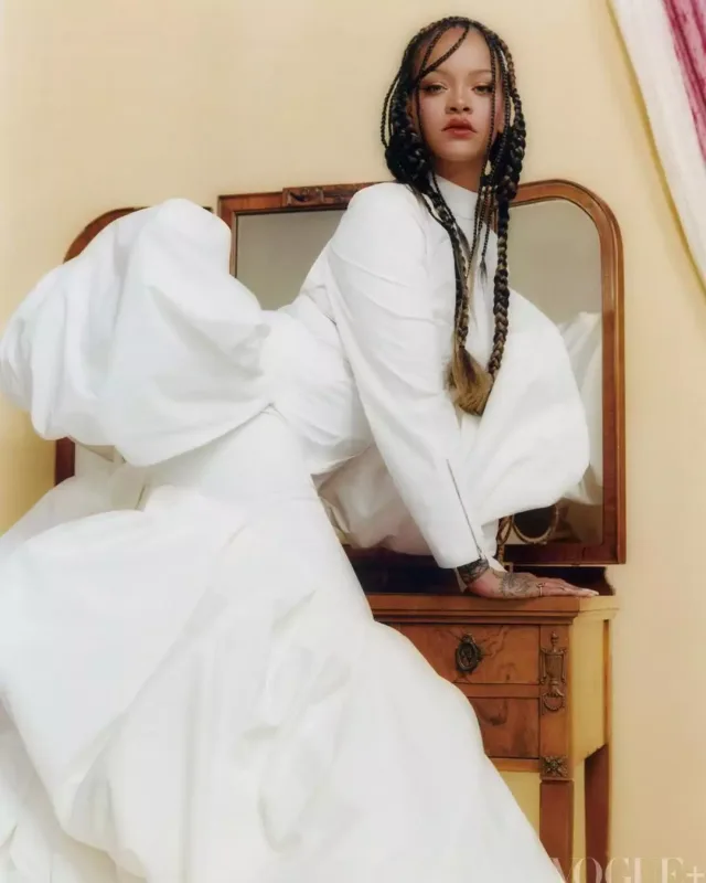 Rihanna “Vogue” üçün kamera qarşısında