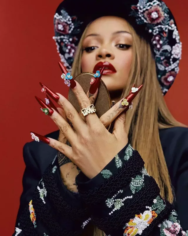 Rihanna “Vogue” üçün kamera qarşısında