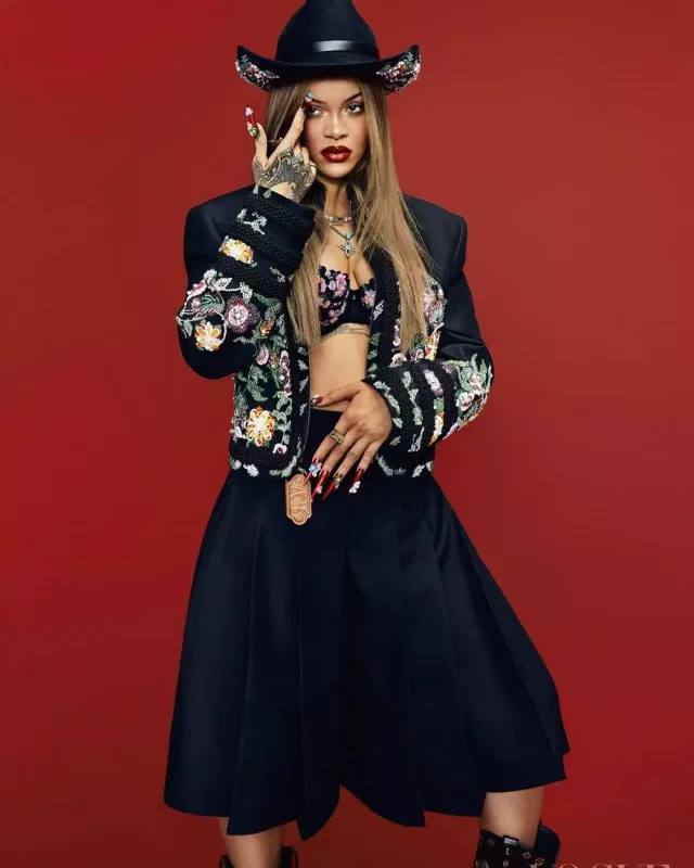 Rihanna “Vogue” üçün kamera qarşısında