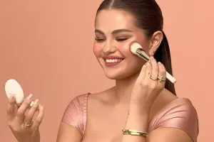 2 milyarda satışa qoyduğu brendi üçün kamera qarşısında