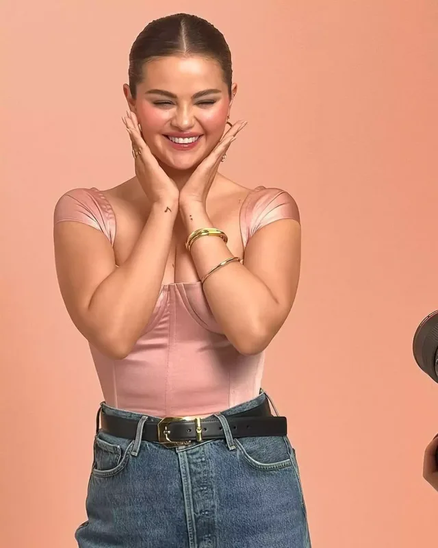 2 milyarda satışa qoyduğu brendi üçün kamera qarşısında