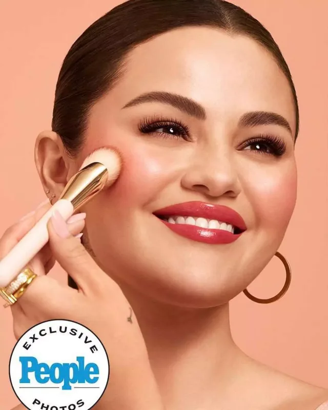 2 milyarda satışa qoyduğu brendi üçün kamera qarşısında