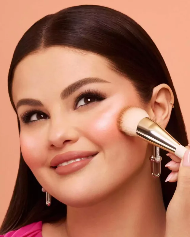 2 milyarda satışa qoyduğu brendi üçün kamera qarşısında