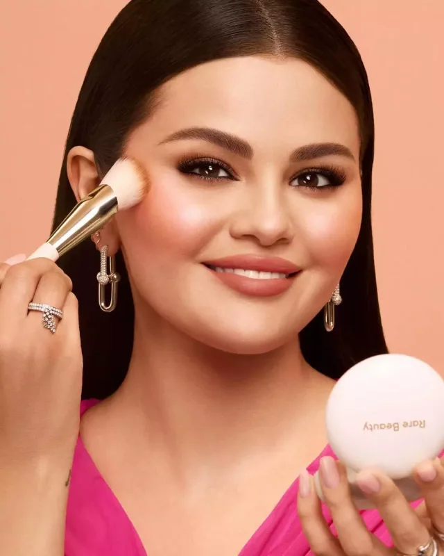 2 milyarda satışa qoyduğu brendi üçün kamera qarşısında