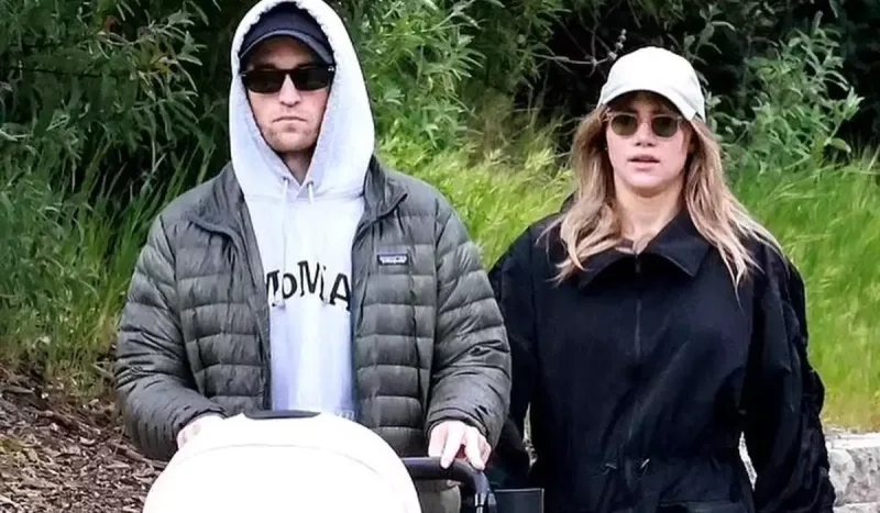 Robert yeni doğulan övladı və sevgilisi ilə