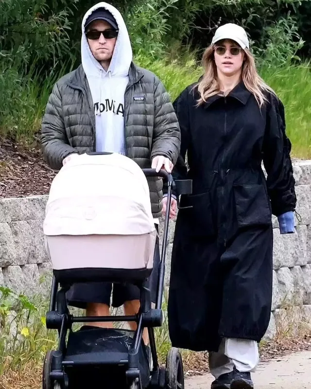 Robert yeni doğulan övladı və sevgilisi ilə