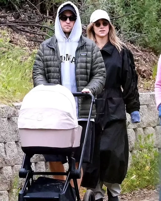 Robert yeni doğulan övladı və sevgilisi ilə