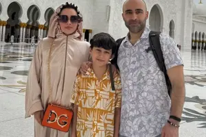 Xatirə həyat yoldaşı və oğlu ilə Şeyx Zayeddə