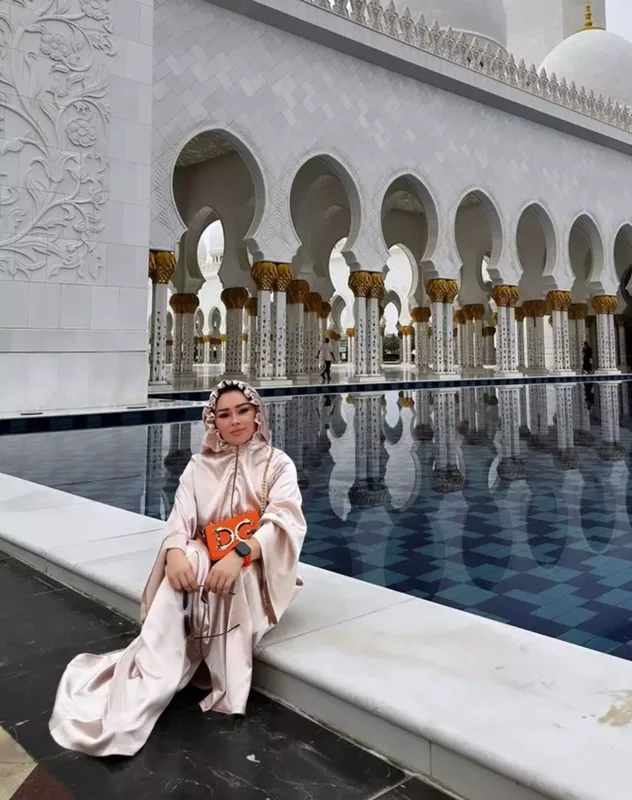 Xatirə həyat yoldaşı və oğlu ilə Şeyx Zayeddə