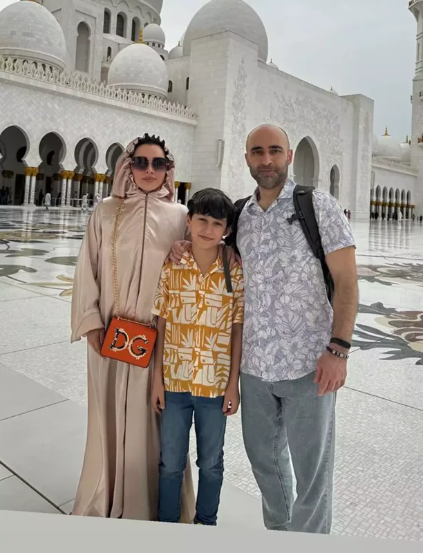 Xatirə həyat yoldaşı və oğlu ilə Şeyx Zayeddə