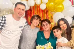 Manana anasını təbrik etdi