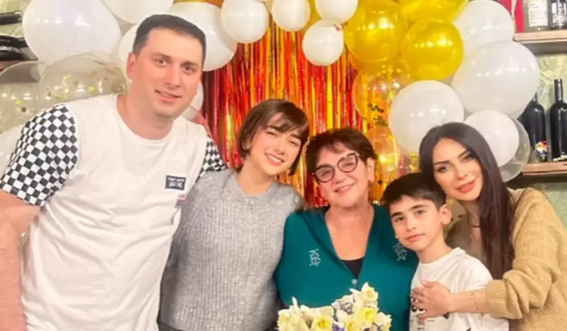 Manana anasını təbrik etdi